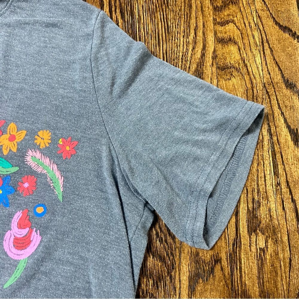 Amaryllis Gray Tee Colorful Floral Print Hi-Lo T-shirt Size 1x - Picture 5 of 9